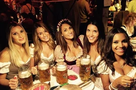 Dàn WAGs Bayern Munich khoe sắc trong lễ hội Oktoberfest