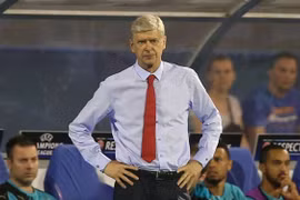 Cay cú vì thất bại, Wenger chỉ trích trọng tài