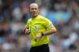 Hàng nghìn CĐV Arsenal ký đơn đòi treo còi Mike Dean