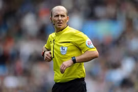 Hàng nghìn CĐV Arsenal ký đơn đòi treo còi Mike Dean
