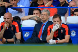 Wenger từ chối bắt tay Mourinho, nổi đóa với trọng tài