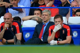 Wenger từ chối bắt tay Mourinho, nổi đóa với trọng tài
