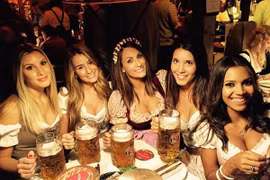 Dàn WAGs Bayern Munich khoe sắc trong lễ hội Oktoberfest
