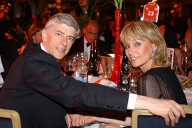 Tuổi già, bóng xế, HLV của Arsenal vẫn bỏ vợ