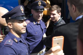 Cảnh sát Italia tranh nhau chụp ảnh tự sướng với Messi