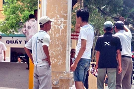 “Cò” bán máu trước cổng bệnh viện