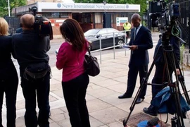 Vì bê bối nghe lén để moi tin