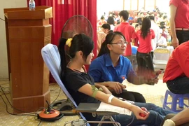 Hơn 300 đoàn viên khối công nghiệp hiến máu nhân đạo