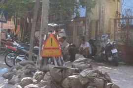 Nhếch nhác cổng di tích