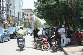 Chợ tạm lấn đường