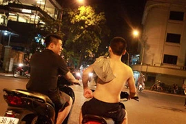 Nhức mắt thời trang… hở trên phố