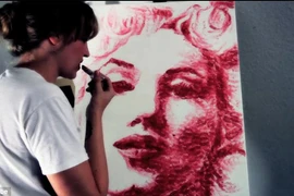 Vẽ tranh bằng môi