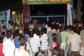 Việc trắng đêm đăng ký học còn tiếp diễn…