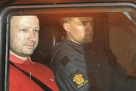 Đồng bọn của hung thủ sẵn sàng xả súng