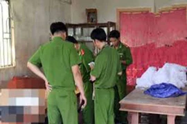 Đi làm ca đêm về, thấy vợ chết trên giường ngủ có nhiều máu