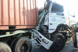 Sau tai nạn, dân đập nát cabin đưa thi thể tài xế ra ngoài