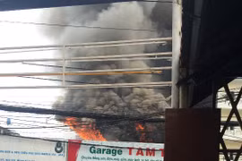 Garage ô tô phát hỏa dữ dội, nhiều tài sản bị thiêu rụi