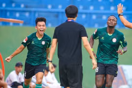 Chật vật mãi mới thắng, HLV đội TP.HCM lấy Arsenal ra so sánh