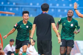 Chật vật mãi mới thắng, HLV đội TP.HCM lấy Arsenal ra so sánh