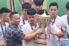 Đương kim vô địch bảo vệ thành công danh hiệu sau loạt luân lưu