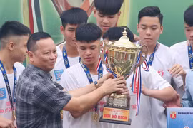 Đương kim vô địch bảo vệ thành công danh hiệu sau loạt luân lưu