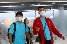 ĐT Việt Nam đặt chân xuống Bangkok, sẵn sàng quyết đấu Thái Lan