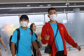 ĐT Việt Nam đặt chân xuống Bangkok, sẵn sàng quyết đấu Thái Lan