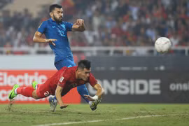 Cận cảnh pha bay người đánh đầu tung lưới Thái Lan của Tiến Linh