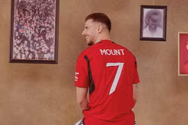 Mount tươi rói ra mắt MU, mang số áo huyền thoại