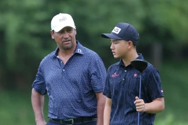 Golfer Anh Minh 'như hình với bóng' bên huyền thoại Michael Campbell