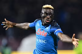 Tiền đạo Napoli từ chối sang Premier League để tới Bayern vì... bạn gái