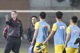 HLV Troussier cùng U23 Việt Nam tập luyện đến nửa đêm