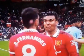 Casemiro trợn trừng mắt, tỏ thái độ với Bruno Fernandes