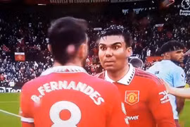 Casemiro trợn trừng mắt, tỏ thái độ với Bruno Fernandes