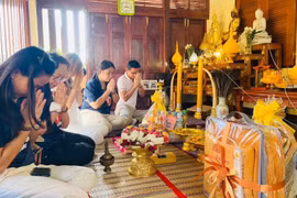 Gia đình HLV Kiatisak cầu siêu cho 3 thành viên HAGL tử nạn