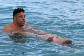 Ronaldo 'diễn cảnh nóng' với bạn gái mỹ nhân trên biển
