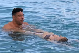 Ronaldo 'diễn cảnh nóng' với bạn gái mỹ nhân trên biển