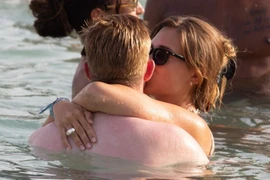 De Bruyne 'diễn cảnh nóng' với vợ xinh trên biển