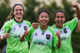 Huỳnh Như gia hạn hợp đồng với Lank FC