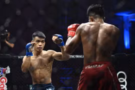 Võ sĩ Trần Ngọc Lượng hạ học trò Johnny Trí Nguyễn tại Lion Championship 2023