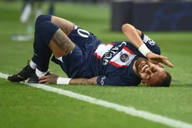 Chấn thương nặng, Neymar báo tin dữ cho PSG