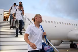 Haaland và Man City đổ bộ Istanbul với phong cách tối giản