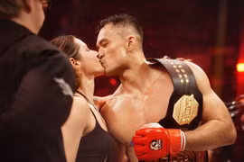 Võ sĩ Việt kiều 'khóa môi' bạn gái khi lần đầu vô địch MMA Việt Nam