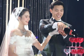 Doãn Hải My nghẹn ngào sánh đôi cùng Đoàn Văn Hậu trong lễ cưới