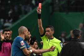 Cựu 'đồ tể' Real Madrid bị đuổi vì đấm thẳng mặt đối thủ