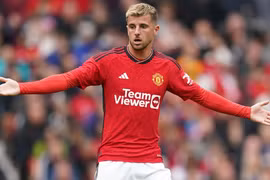 Pha bỏ lỡ không thể tin nổi của Mount cho MU