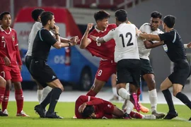 Cầu thủ Indonesia tham gia màn đánh nhau như trên võ đài