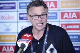 HLV Troussier nói gì khi U22 Việt Nam hòa U22 Thái Lan?