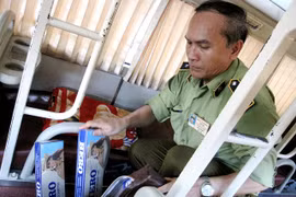 Hàng nghìn bao thuốc lá được "lèn chặt" dưới ghế xe khách chở về Hà Nội