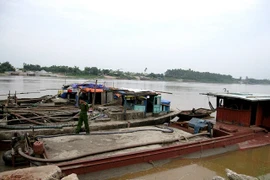 Tạm giữ 4 tàu khai thác cát trái phép tại sông Hồng